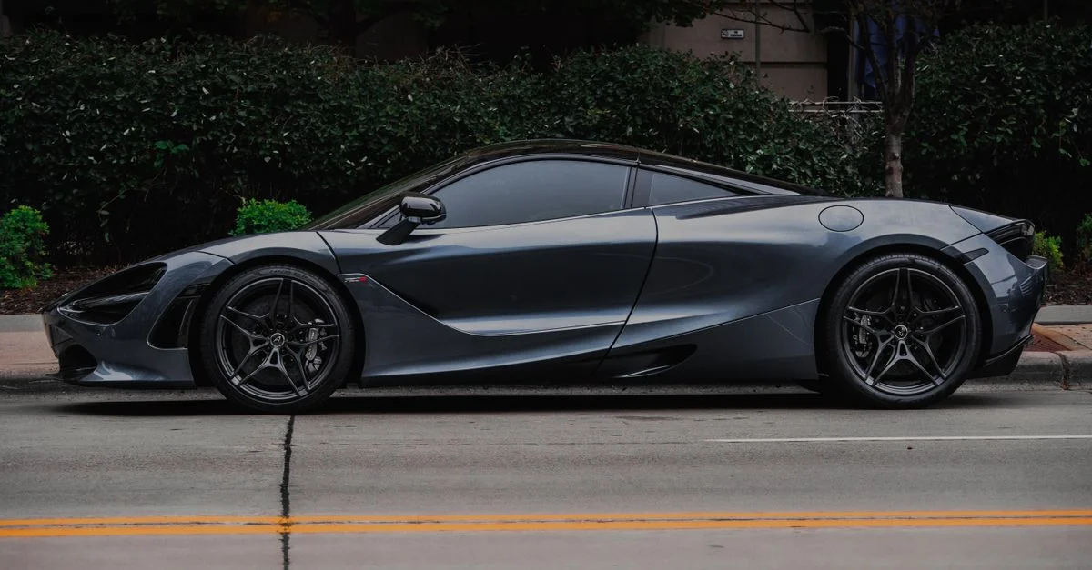 Voiture de sport élégante au design moderne garée dans une rue de la ville, mettant en avant le luxe et le style.