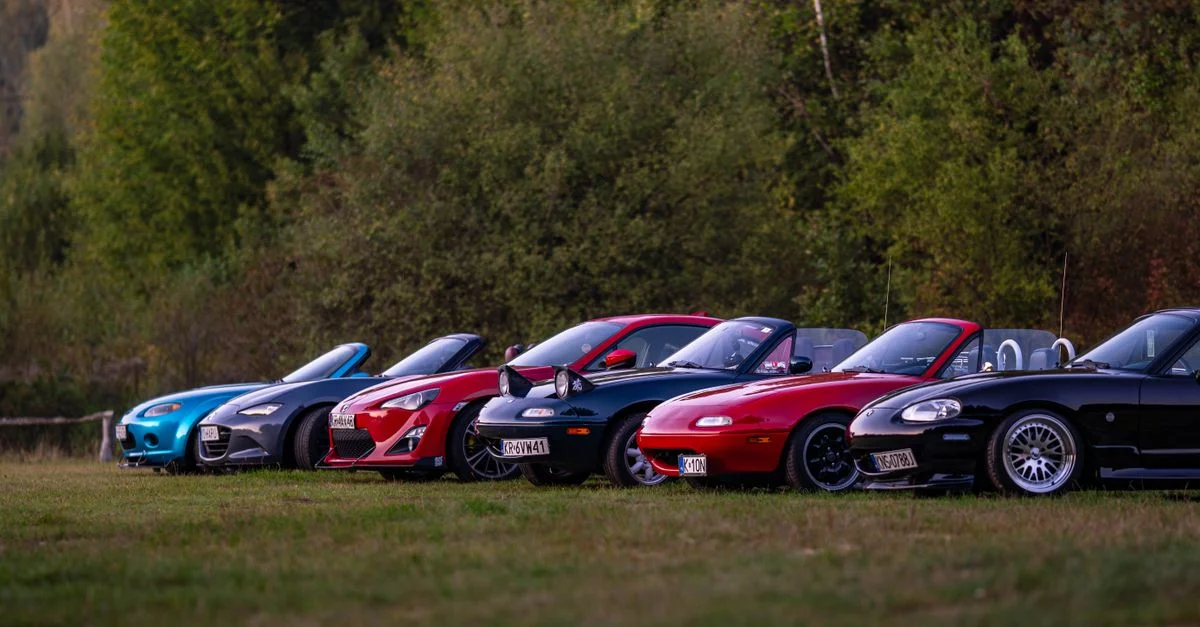 Des voitures de sport colorées alignées en plein air à Trzebniów, Pologne, pendant la journée.