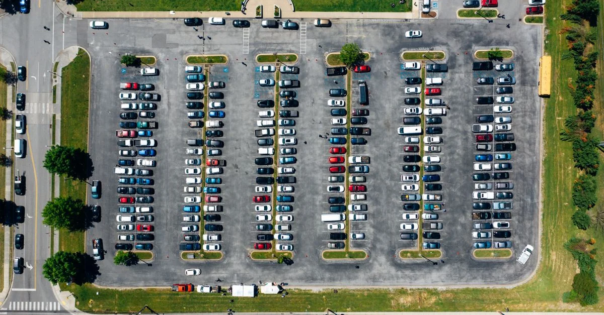Découvrez un parking urbain animé vue du ciel à Chattanooga, Tennessee.
